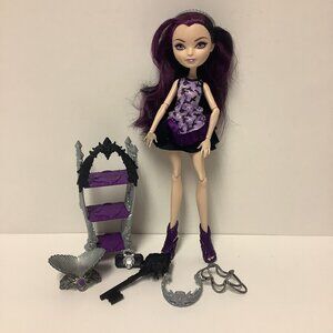 Ever After High Raven Doll Queen Doll Getting Fairest Stand & Mixed Accessories